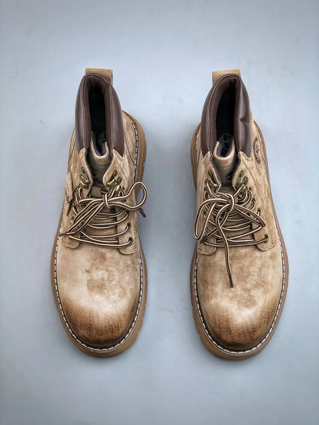 Local pick-up 💰560 supports store release. New goods 🚀 #Timberland Timberland/Timberland outdoor high-top casual rhubarb boots series #Guangdong Dachang quality, original box and original packaging, fashionable and trendy matching. The fabric is made of Italian 🇮🇹 top-grade frosted fine-grained cowhide. It is matched with anti-odor and anti-corrosion genuine leather latex insoles. The outsole and hardware are all made from OEM raw materials. It is the same as the original Goodyear and will never be glued. Good products do not kill pigs. Exclusively launched on the whole network. There is no doubt about the quality. The whole set is packaged in the official website to give you the perfect wearing experience. The quality is exquisite and durable. A must-have for sportsmen. Specially designed to treat those who are not handsome. High-quality and first-class foot feel. Specially used for cold protection and outdoor use this winter. Casual matching for daily use. Size: 38-44 (leather shoe size)